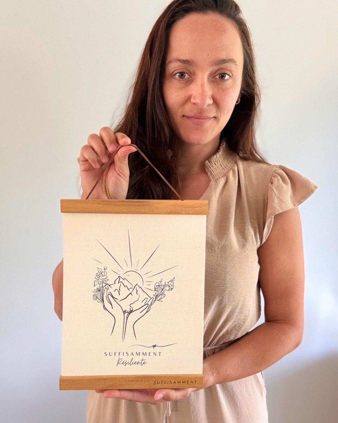 Cadeau réconfort maladie convalescence – Art mural "SUFFISAMMENT résiliente" avec message de soutien – Idée bon rétablissement femme / homme – Illustration minimaliste mains et montagnes